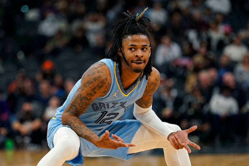 Ja Morant (12), de los Grizzlies de Memphis, reacciona luego de anotar en contra de los Spurs de San Antonio, durante la segunda mitad del juego de la NBA, el miércoles 26 de enero de 2022, en San Antonio. (AP Foto/Eric Gay)