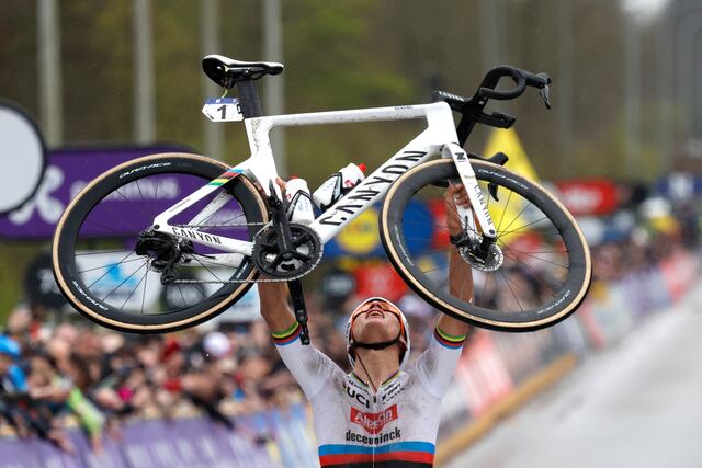 Mathieu van der Poel gana por tercera vez el Tour de Flandes