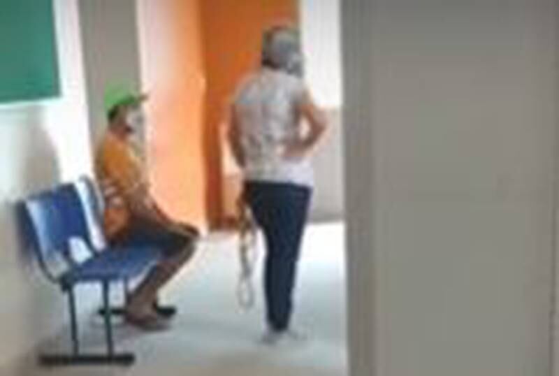 Una mujer en Brasil fue captada en video cuando llevó a su esposo a vacunarse contra el COVID-19 amarrado